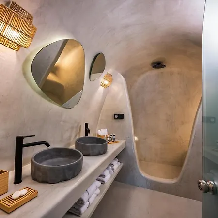Deep In Cave Apartment Fira (Santorini)